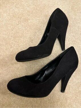 ⭐️ Call It Spring 8 Faux Suede Black Heels